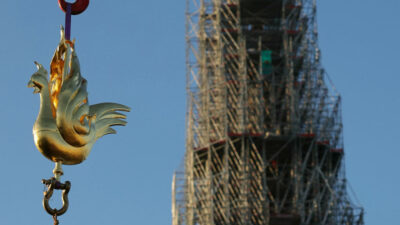 „Wie der Phönix aus der Asche“: Notre-Dame in Paris mit neuem Hahn gekrönt