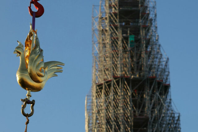 „Wie der Phönix aus der Asche“: Notre-Dame in Paris mit neuen Hahn gekrönt