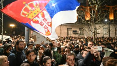 Proteste in Serbien: Demonstranten greifen Rathaus von Belgrad an