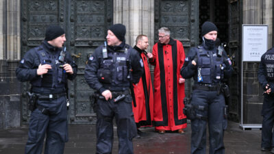 Kölner Polizei: Dom-Besucher vor Einzelkontrollen – eine Verhaftung im Saarland