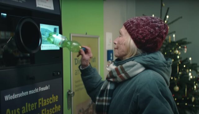 Eine Rentnerin bedient den Pfandautomaten einer Lidl-Filiale in Berlin. 