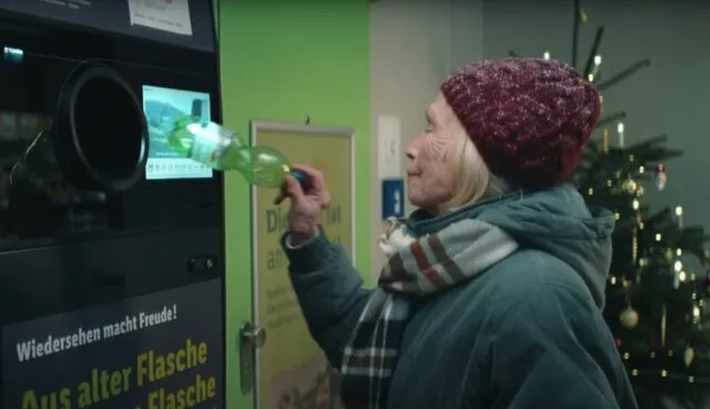 Eine Rentnerin bedient den Pfandautomaten einer Lidl-Filiale in Berlin.