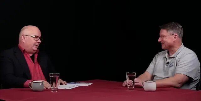 Robert Jungnischke (r.) im Gespräch mit „Eingeschenkt.tv“-Moderator Alex Quint