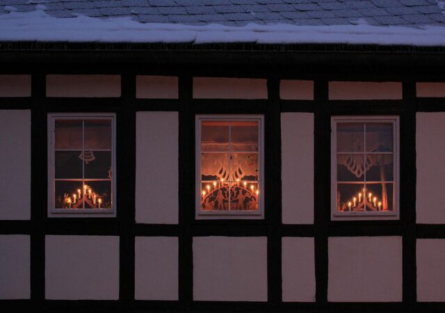 Schwibbogen im Fenster eines Hauses