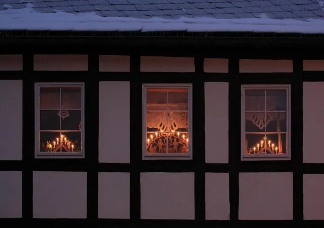 Schwibbogen im Fenster eines Hauses