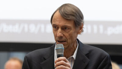 Dr. Sönnichsen: „Es gab keine Voraussetzung für den Einsatz von COVID-Impfstoffen“