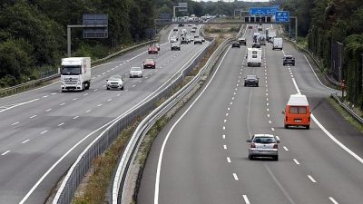 60-Jähriger verliert auf Autobahn Sofa – acht Fahrzeuge beschädigt