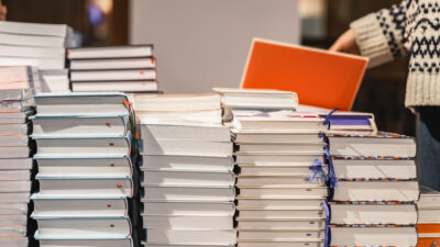 Buchgroßhändler will kleinere Buchhandlungen nicht mehr über Nacht beliefern