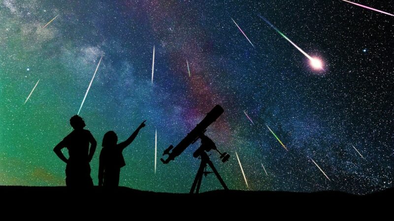 Sowohl die Sternschnuppen der Geminiden als auch die Ursiden kommen nur scheinbar aus einem bestimmten Sternbild. Im Dezember sind beide Meteoritenschwärme sichtbar.