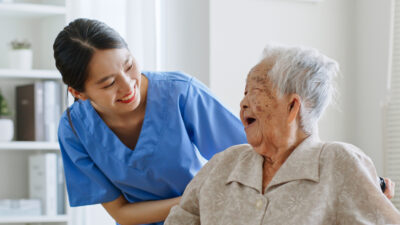 Altenpfleger bekommen ab heute höheren Mindestlohn