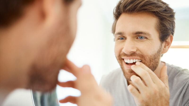 Wer seine Zähne nicht nur regelmäßig putzt, sondern auch auf Flecken und Schwellungen im Mund und Rachen achtet, kann Mundkrebs frühzeitig erkennen.