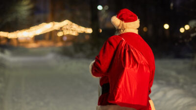 Betrunkener Weihnachtsmann fährt gegen Hausfassade – Führerschein eingezogen