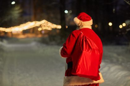 Betrunkener Weihnachtsmann fährt gegen Hausfassade – Führerschein eingezogen