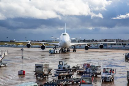 Riskante Reise aus Algerien: Ein Mann im Fahrwerk eines Flugzeugs entdeckt