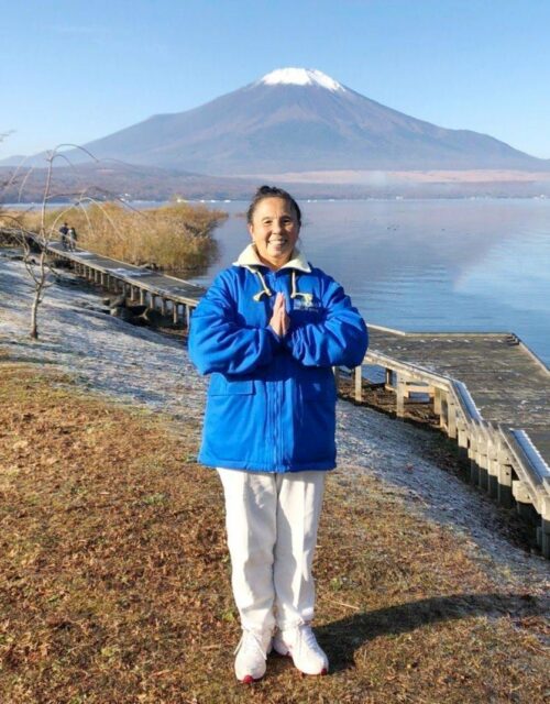 After practicing Falun Gong, Mochizuki regained her health. The photo shows Mochizuki standing in front of Mount Fuji. (Photo courtesy of Ryoko Mochizuki)