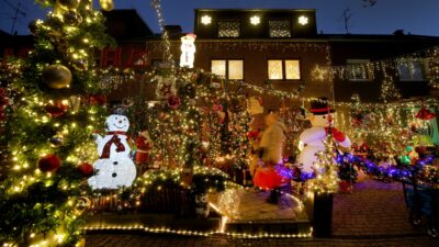 Tausende Lichter für einen guten Zweck: Weihnachtshäuser erfreuen Besucher