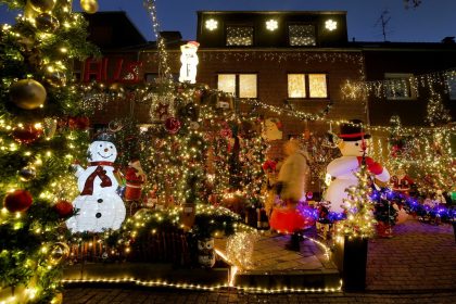 Tausende Lichter für einen guten Zweck: Weihnachtshäuser erfreuen Besucher