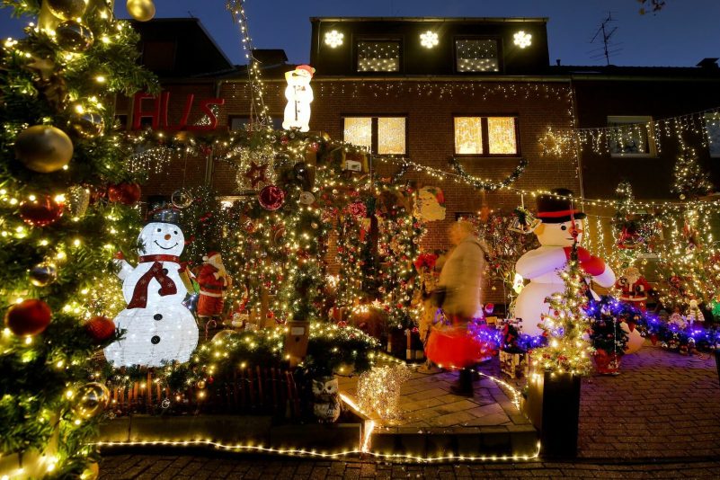 In allen Farben leuchtet das weihnachtlich dekorierte Haus von Altenpfleger Dirk van Acken in Oberhausen.