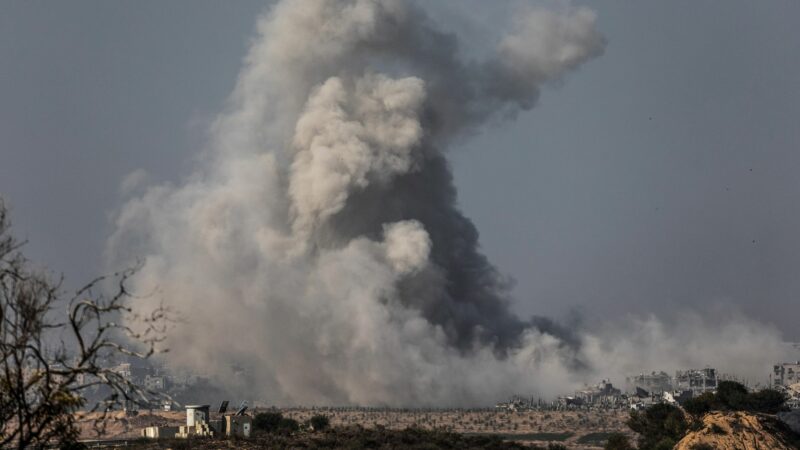 Rauch steigt am Ende einer siebentägigen Waffenruhe im Gazastreifen auf.