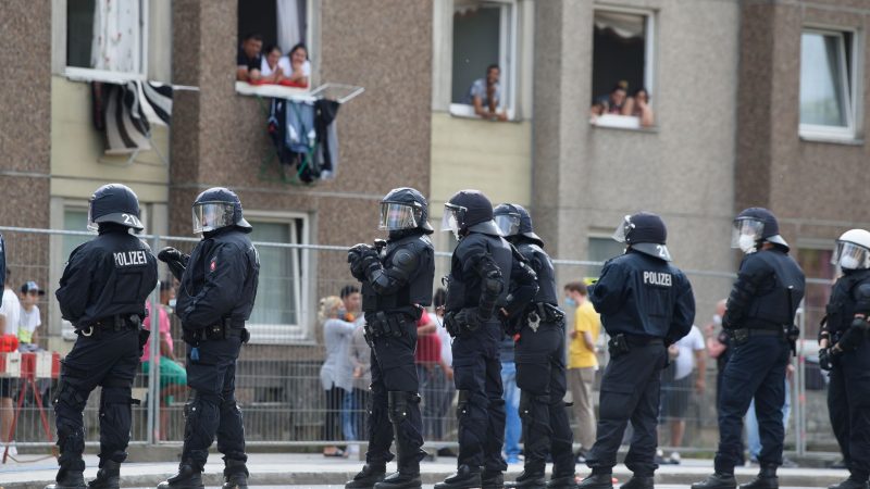 Polizisten stehen im Juni 2020 vor einem unter Quarantäne gestellten Wohngebäude in der Göttinger Innenstadt.