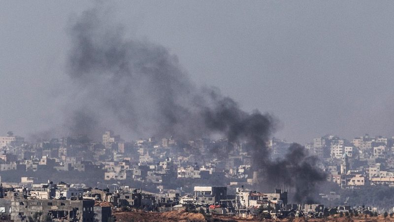 Rauch steigt nach dem Ende der Waffenruhe nach einem israelischen Luftangriff im Gazastreifen auf.