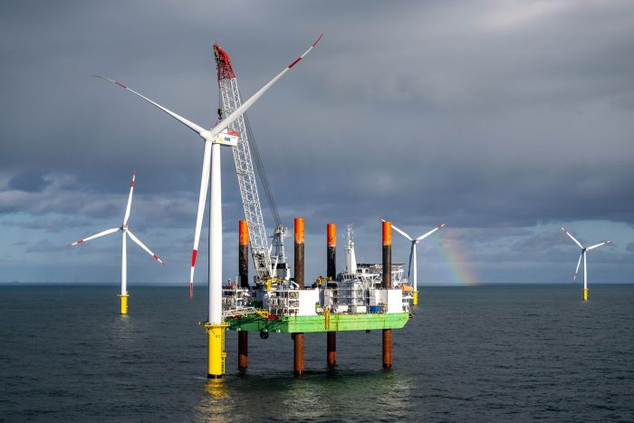 Das Offshore-Windkraftanlagen-Errichterschiff „Thor“ im Windpark Riffgat, rund 15 Kilometer nördlich der Insel Borkum. Windpark Riffgat war der allererste kommerzielle deutsche Windpark in der Nordsee.