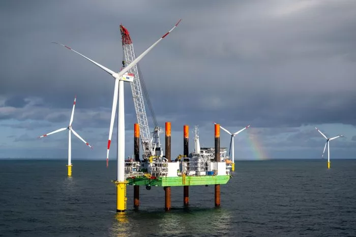 Das Offshore-Windkraftanlagen-Errichterschiff „Thor“ im Windpark Riffgat, rund 15 Kilometer nördlich der Insel Borkum. Windpark Riffgat war der allererste kommerzielle deutsche Windpark in der Nordsee.
