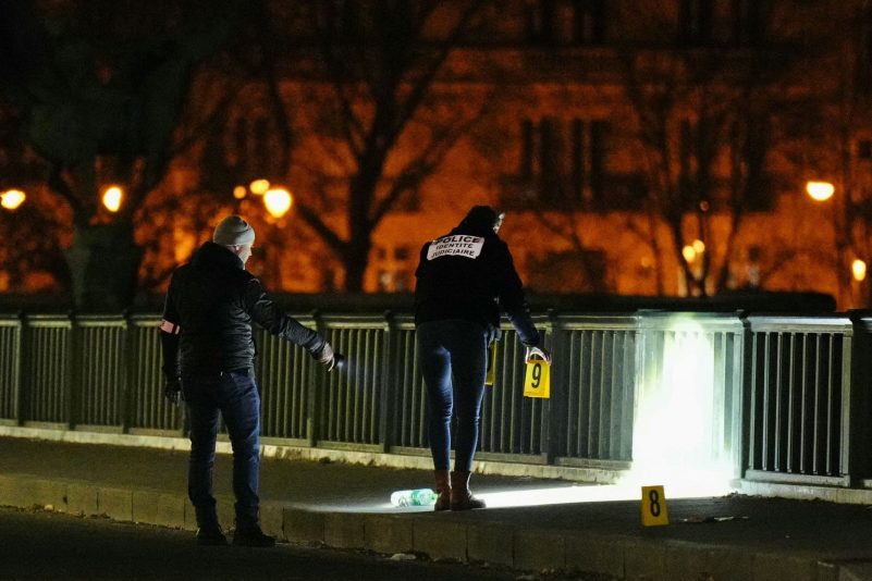 Forensiker der Polizei sind am Tatort einer Messerstecherei im Einsatz. Ein mutmaßlicher Islamist hat in Paris einen deutschen Touristen getötet.