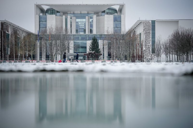 Blick auf das Bundeskanzleramt: In der Haushaltskrise rechnet SPD-Chefin Esken damit, dass der Bundeshaushalt für 2024 noch in diesem Jahr abgeschlossen werden kann.