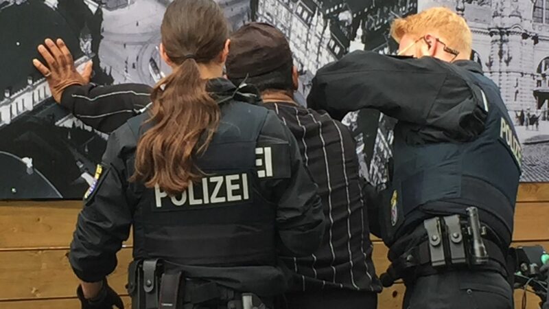 Polizisten kontrollieren einen Mann (Symbolbild). Das Institut für Menschenrechte fordert konkrete Regelungen, die vorschreiben, wann sensible Daten - etwa Hautfarbe und Sprache - erhoben, gespeichert und weiterverarbeitet werden dürfen.