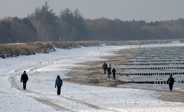 Schnee an der Ostsee: Das Wetter der vergangenen Tage sorgt für winterliche Eindrücke im Norden.