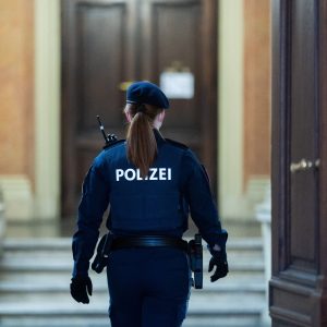 Amnestiepetition nach Corona-Urteil: Die Beweggründe einer Ex-Polizistin