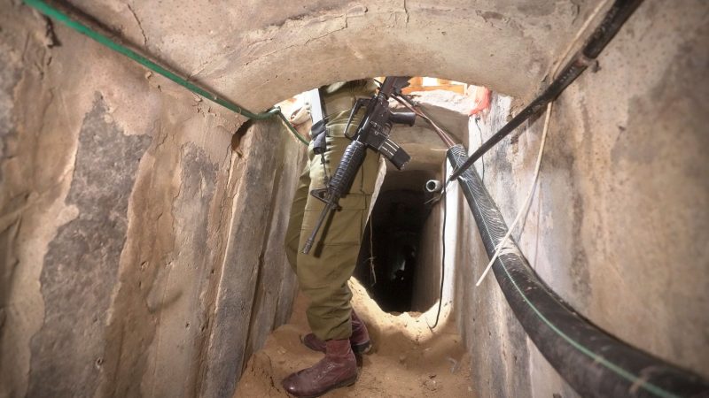 Ein israelischer Soldat steht in einem unterirdischen Tunnel, der unter dem Schifa-Krankenhaus in Gaza-Stadt gefunden wurde.