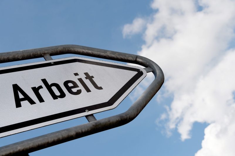 Menschen in Deutschland machen weniger Überstunden und arbeiten häufiger in Teilzeit.
