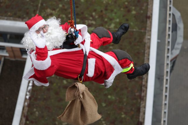 Der Weihnachtsmann kennt keine Hindernisse: Ein Höhenretter der Feuerwehr seilt sich vom Dach des Elisabeth Krankenhauses in Mönchengladbach ab.