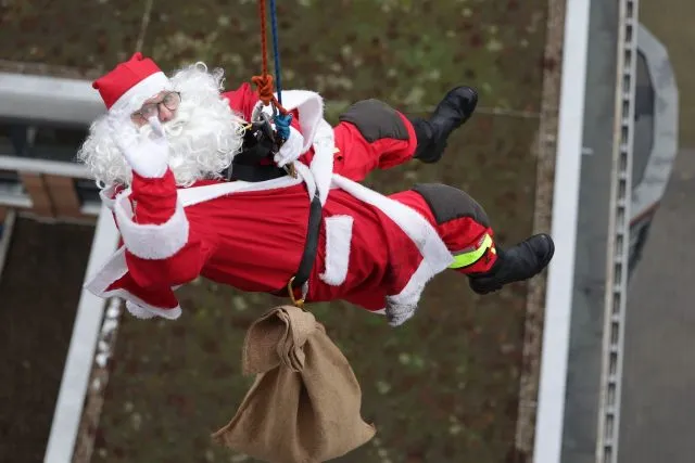 Der Weihnachtsmann kennt keine Hindernisse:&nbsp;Ein Höhenretter der Feuerwehr seilt sich vom Dach des Elisabeth Krankenhauses in Mönchengladbach ab.