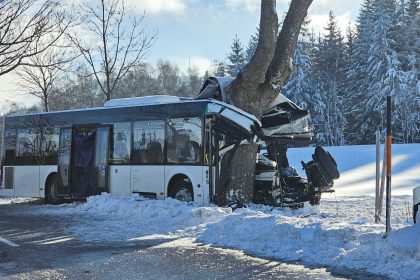 Kind stirbt bei Schulbusunfall im Erzgebirge
