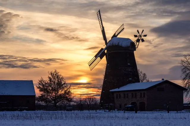 Die historische Mühle im Großräschener Ortsteil Dörrwalde am frühen Morgen.