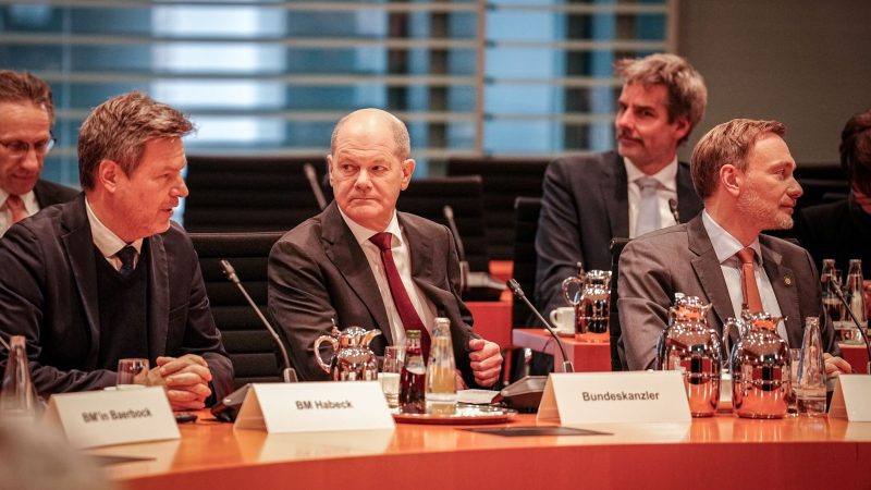 Seit Tagen verhandeln Vizekanzler Robert Habeck (v.l.), Kanzler Olaf Scholz und Finanzminister Christian Lindner über den Haushalt.