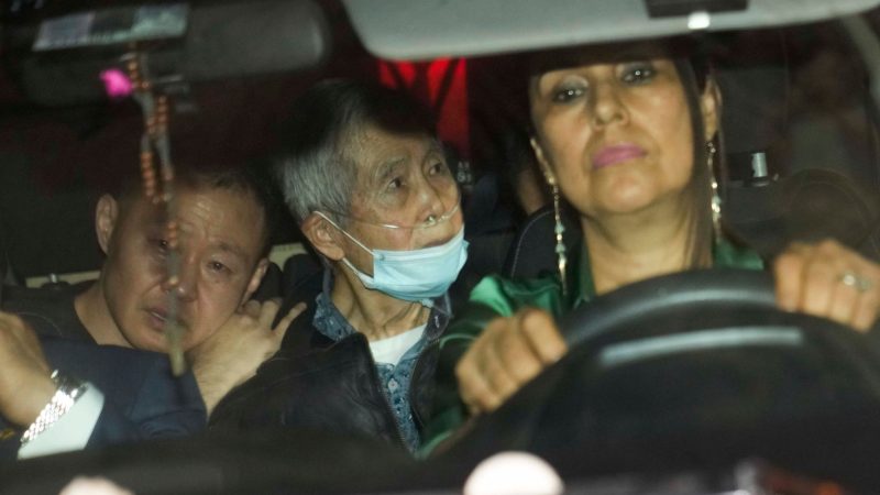 Alberto Fujimori (M) wird von seinen Kindern Kenji (l), und Keiko (nicht zu sehen) aus dem Gefängnis gefahren.
