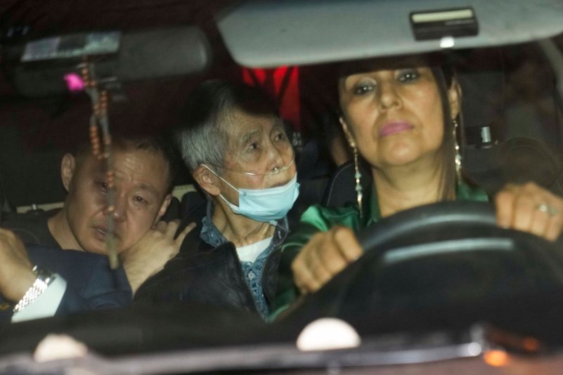 Alberto Fujimori (M) wird von seinen Kindern Kenji (l), und Keiko (nicht zu sehen) aus dem Gefängnis gefahren.
