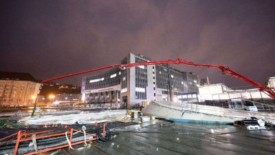 Arbeiter betonieren Ende November das letzte Stück des Dachs des neuen Tiefbahnhofs Stuttgart 21.