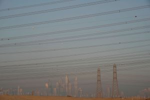 Blick auf Dubai: Zwischen Stromleitungen und Sendemasten findet umgeben von Wüste der UN-Klimagipfel COP28 stattfindet.
