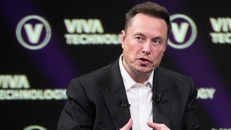 Elon Musk kaufte Twitter im Oktober 2022 und benannte die Plattform inzwischen in X um.