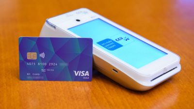 Optisch sehen die Karten aus wie jede andere Bezahlkarte - der Flüchtlingsstatus der Nutzer ist beim Bezahlen also nicht erkennbar. Eine Kooperation mit dem Kartenanbieter Visa soll eine hohe Akzeptanz der Karte gewährleisten.