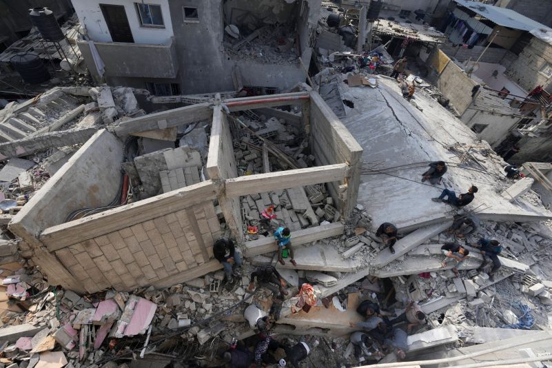 Palästinenser suchen in einem zerstörten Flüchtlingslager im Zentrum des Gazastreifens nach Leichen.