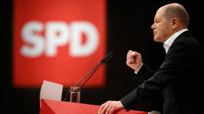 Bundeskanzler Olaf Scholz hat die Geschlossenheit seiner Partei auch unter öffentlichem Druck beschworen. Manche hätten damit gerechnet, dass es auf dem SPD-Parteitag mit dem Zusammenhalt vorbei sei. Doch das werde nicht passieren, machte er in seiner Parteitagsrede klar.
