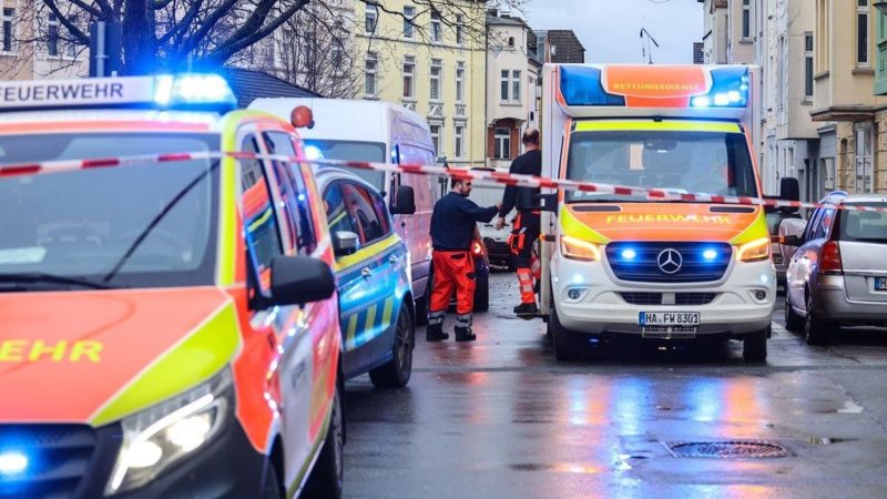 Krankenwagen und Polizei am Tatort in Hagen.
