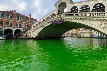 Venedig: Klimaaktivisten färben Canal Grande und Flüsse grün