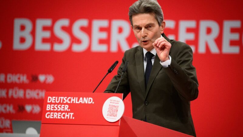 SPD-Bundestagsfraktionschef Rolf Mützenich spricht auf dem Parteitag der Sozialdemokraten.